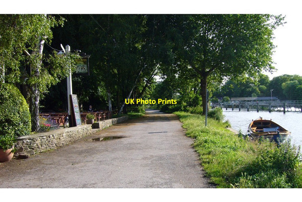 Photo 6"x4" Thames Path past The Weir Hotel Sunbury c2007