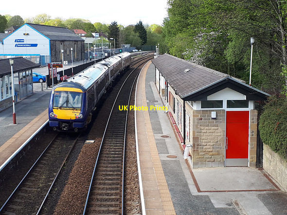Photo 6"x4" York train calling at Horsforth Horsforth c2020