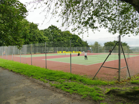 Photo 6"x4" Western Flatts Cliff Park: tennis courts Wortley\/SE2632 c2020