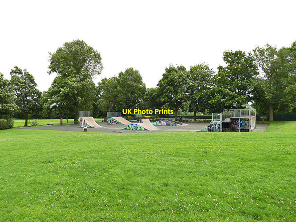 Photo 6"x4" Wortley Recreation Ground: skateboard park Green Side\/SE2732 c2020