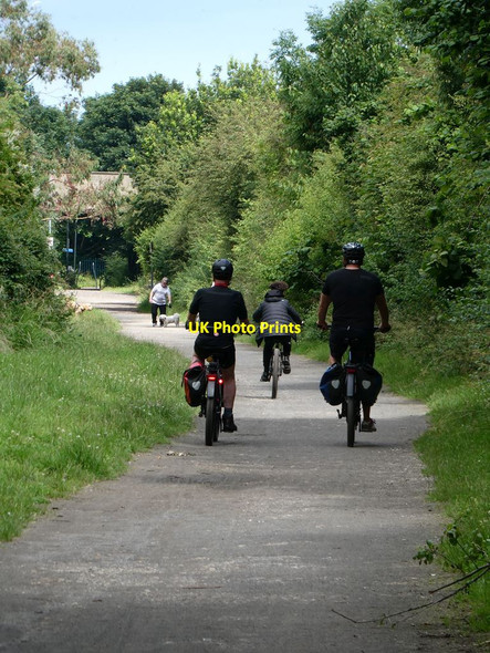 Photo 6"x4" Cyclists on Bowes Railway Path Hebburn c2021