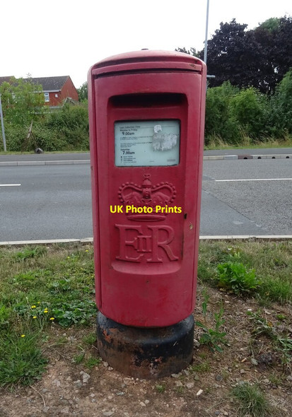 Photo 6"x4" Elizabeth II postbox on St Peter's Drive, Worcester Red Hill\/SO8653 c2021