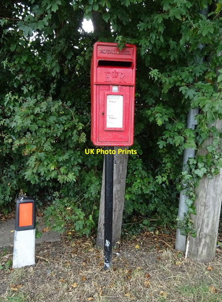 Photo 6"x4" Elizabeth II postbox on Croome Road, Defford Defford\/SO9143 c2021