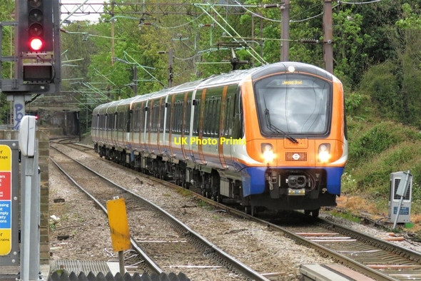Photo 6"x4" Train approaching Seven Sisters Stoke Newington c2021