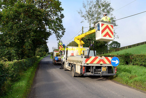 Photo 6"x4" Fitting overhead fibre cables along Tonnagh Road Fintona c2021