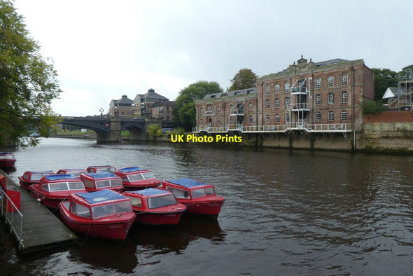 Photo 6"x4" Red boats on the Ouse York\/SE5951 c2021