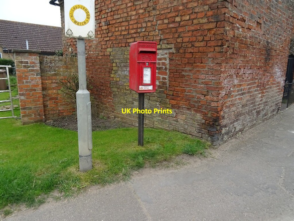 Photo 6"x4" Elizabeth II postbox on Main Street (A157), North Kyme North Kyme c2021