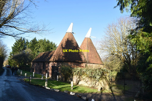 Photo 6"x4" Park Gate Oast Maypole\/TQ4963 c2021
