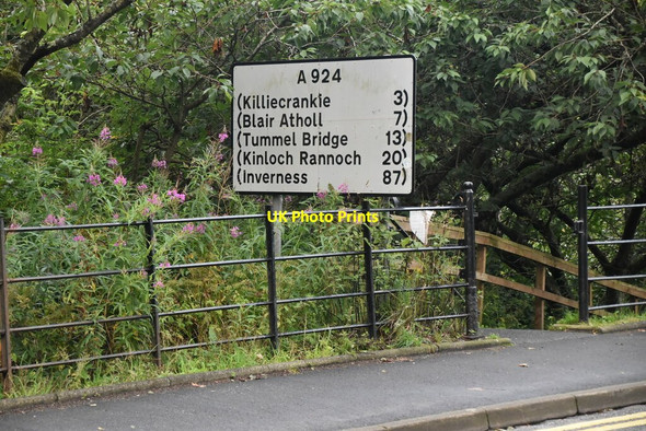 Photo 6"x4" Roadsign, A924 Pitlochry c2021