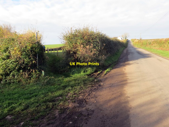 Photo 6"x4" Llwybr yn gadael yr heol \/ Path exits the road Llampha c2021