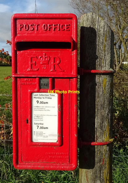 Photo 6"x4" Close up, Elizabeth II postbox on Holme Road, Market Weighton Market Weighton c2021