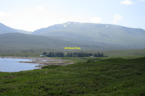 Photo 6"x4" Pait Lodge beside Loch Monar with An Riabhachan in the background Pait Lodge c2021