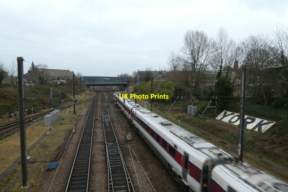 Photo 6"x4" Train approaching Holgate Bridge York\/SE5951 c2021