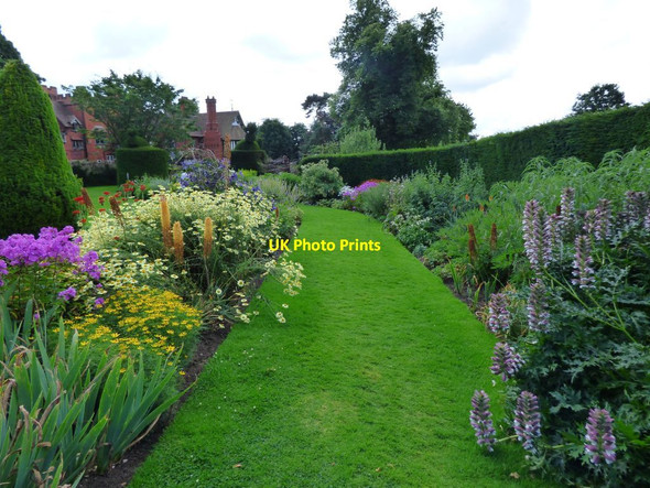 Photo 6"x4" Herbaceous borders Wightwick Manor c2017