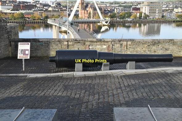Photo 6"x4" Cannon, Peace Bridge and Guildhall Londonderry\/C4316 c2021