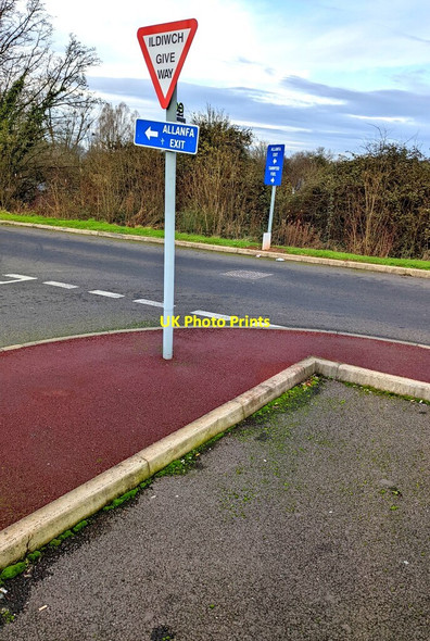 Photo 6"x4" Bilingual signs in Monmouth Services South Coed-y-fedw c2022