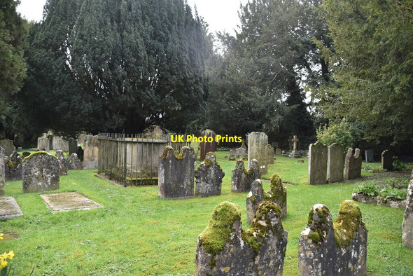 Photo 6"x4" Churchyard, St James's Church East Malling c2021