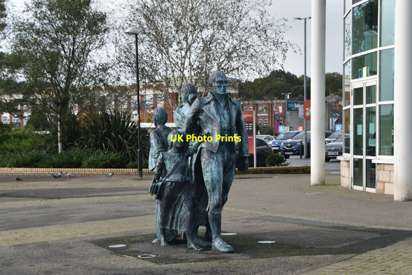 Photo 6"x4" Emigrant Statue outside Sainsbury's Londonderry\/C4316 c2021 P1