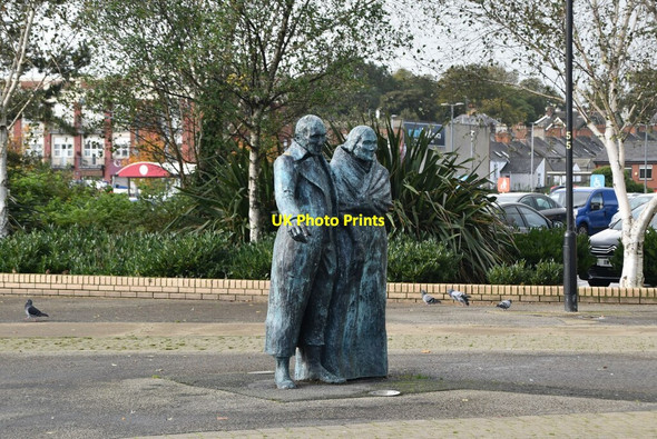 Photo 6"x4" Emigrant Statue outside Sainsbury's Londonderry\/C4316 c2021 P2