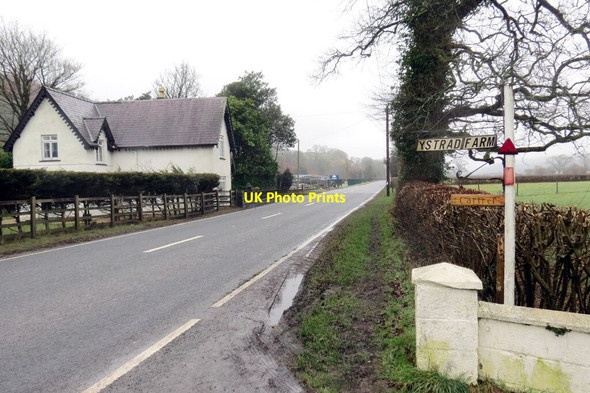 Photo 6"x4" Yr A40 ger Llanymddyfri \/ The A40 near Llandovery Llandovery\/Llanymddyfri c2022