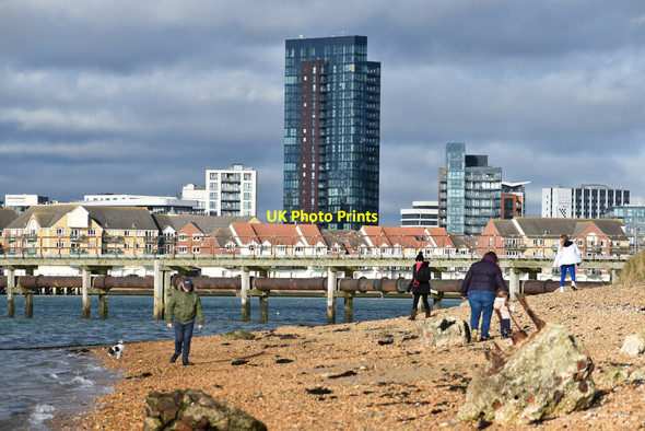 Photo 6"x4" On the beach at Weston Point Woolston\/SU4310 c2022