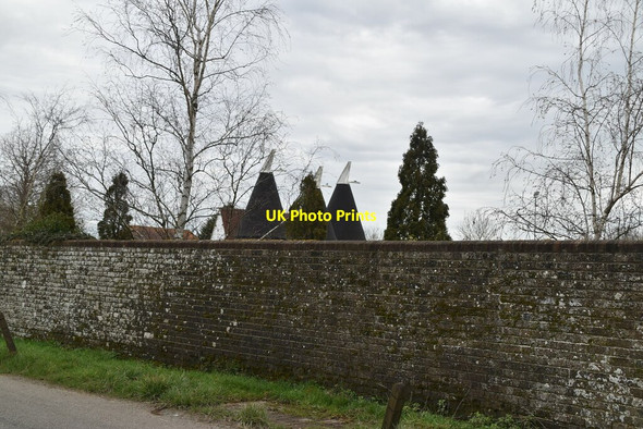 Photo 6"x4" Great Fowle Hall Oast Gain Hill c2021