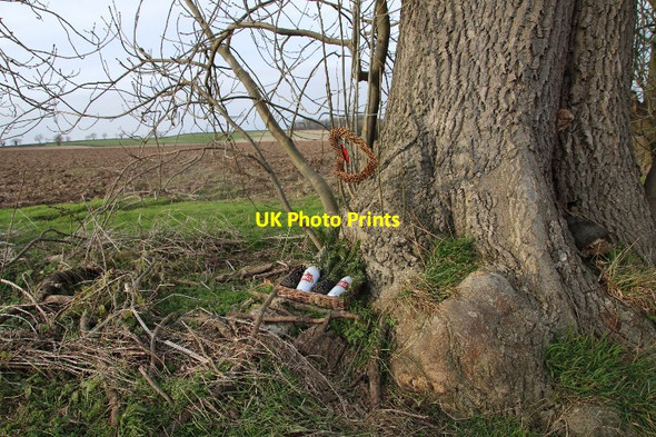 Photo 6"x4" Near Hawerby: an offering to the Wanderlust Gods or a rescue package for exhausted walkers? Grainsby c2022