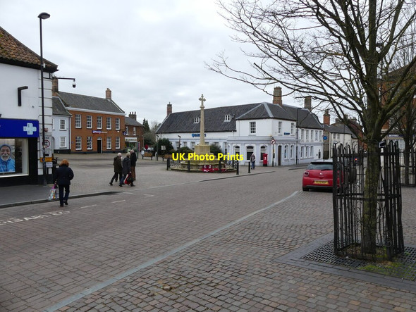 Photo 6"x4" Market Square and War Memorial Fakenham c2022