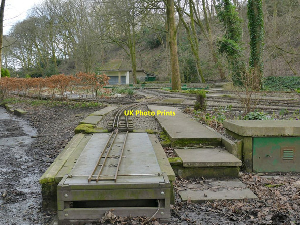 Photo 6"x4" Northcliffe Park: railway, track end Shipley\/SE1437 c2022