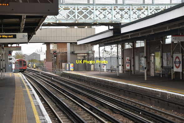 Photo 6"x4" Debden Station Loughton\/TQ4396 c2021