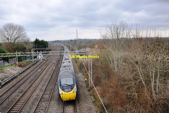 Photo 6"x4" An Avanti 'Pendolino' speeds north Stoke Hammond c2022