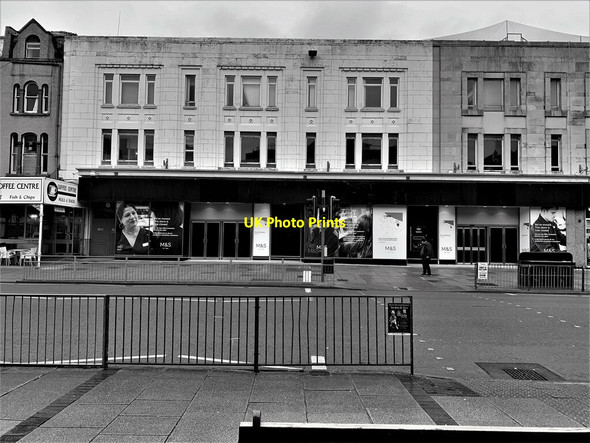 Photo 6"x4" M&S closes after 80 years Llandudno c2022