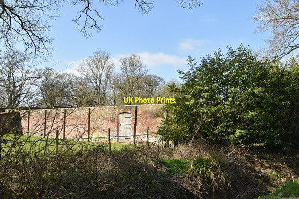 Photo 6"x4" Walled garden South Street\/TQ3918 c2021