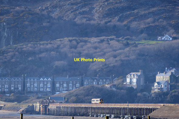 Photo 6"x4" A train on Barmouth Bridge Barmouth\/Abermaw c2022