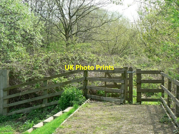 Photo 6"x4" Gate and footpath, Leeds Rugby Academy, Kirkstall Kirkstall c2006