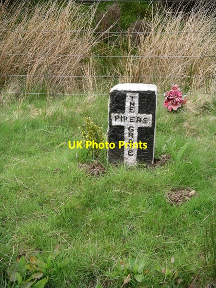 Photo 6"x4" The Piper's grave, Dewar Gill Middle Hill\/NT3346 c2006