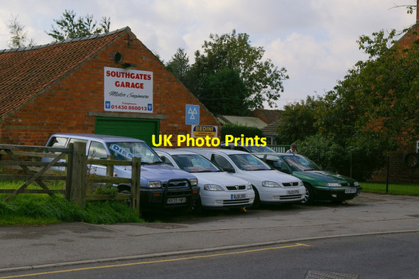 Photo 6"x4" Southgates Garage HOSM Holme-on-Spalding-Moor c2006