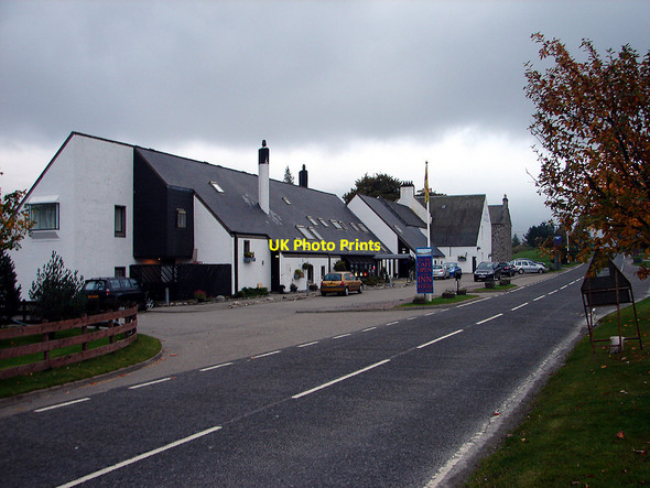 Photo 6"x4" The Inn by Loch Ericht Dalwhinnie c2006