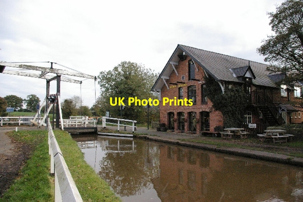 Photo 6"x4" The Dusty Miller & Wrenbury Lift Bridge Pinsley Green c2006