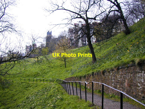 Photo 6"x4" The north slopes below Edinburgh Castle Edinburgh c2005