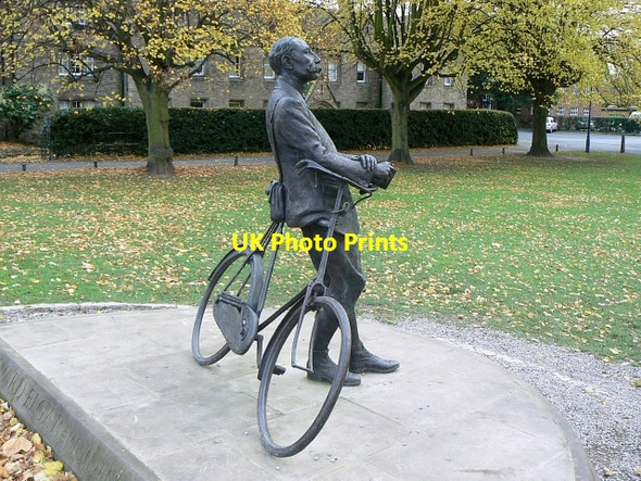 Photo 6"x4" Sir Edward Elgar facing Hereford Cathedral Hereford c2006