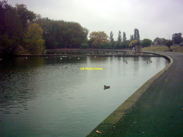 Photo 6"x4" The South Park Drive end of Barking Park Lake Barking\/TQ4484 c2007
