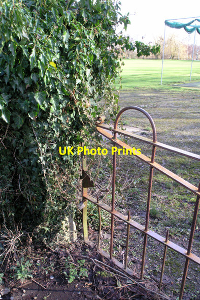 Photo 6"x4" Rusty old gate, Attenborough Cricket ground Beeston\/SK5236 c2008