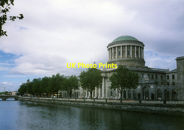 Photo 6"x4" Four Courts  the River Liffey Dublin\/O1534 c2007