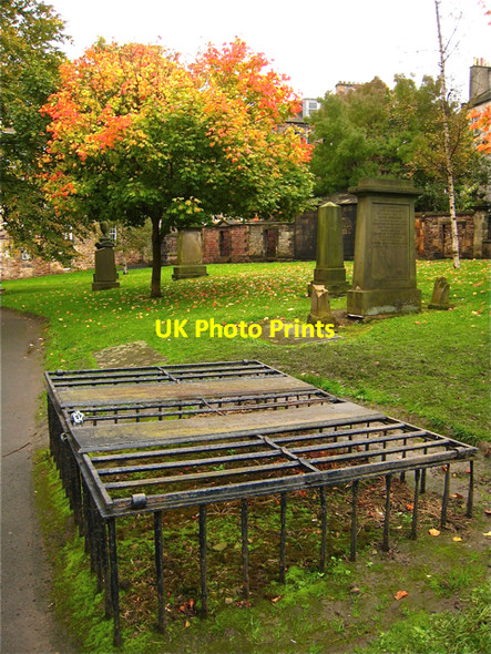 Photo 6"x4" Edinburgh: Beauty and horror in Greyfriar's graveyard Edinburgh c2008