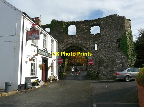 Photo 6"x4" Boot and Shoe pub and Town Gatehouse Kidwelly\/Cydweli c2008