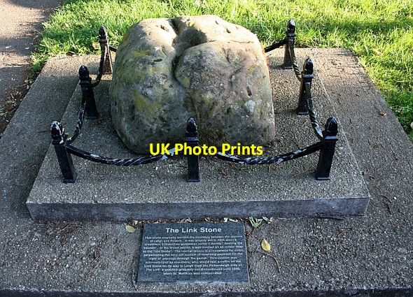 Photo 6"x4" The Link Stone Great Malvern c2009 P1