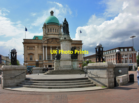 Photo 6"x4" Queen Victoria's Statue and the City Hall Kingston upon Hull c2009