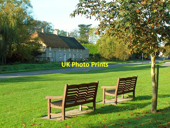 Photo 6"x4" Benches on the green, Martinstown Martinstown or Winterbourne St Martin c2007