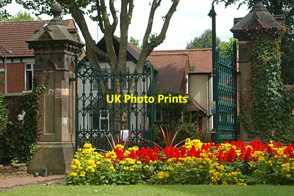 Photo 6"x4" South Gate, West Park Wolverhampton c2009